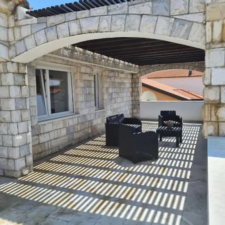 펜션 House Oaza 로고즈니차