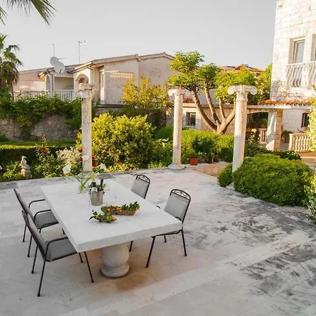 House Oaza * 로고즈니차