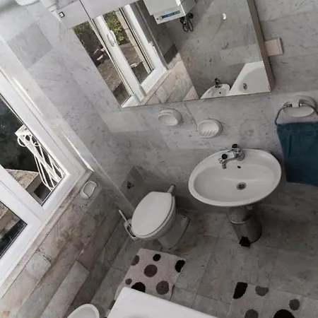 House Oaza 로고즈니차