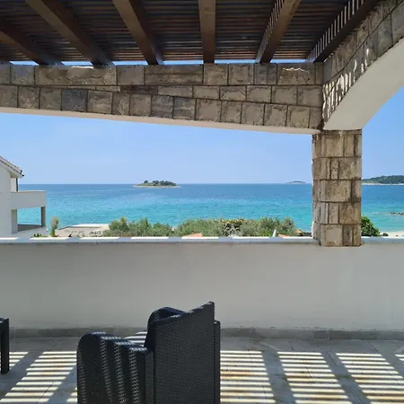 펜션 House Oaza 로고즈니차